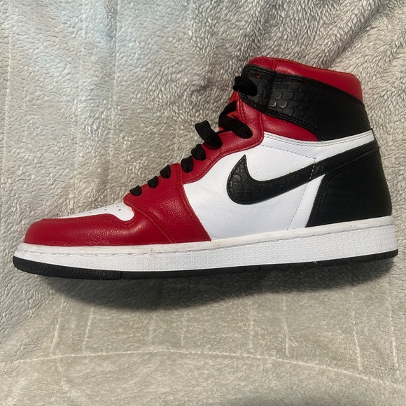 Jordan 1 Retro High Satin Snake Chicago (Women's) - Picture 2 of 2